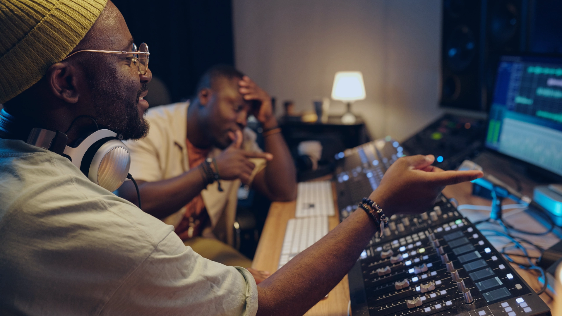 Produção musical em estúdio com software e equipamento de áudio