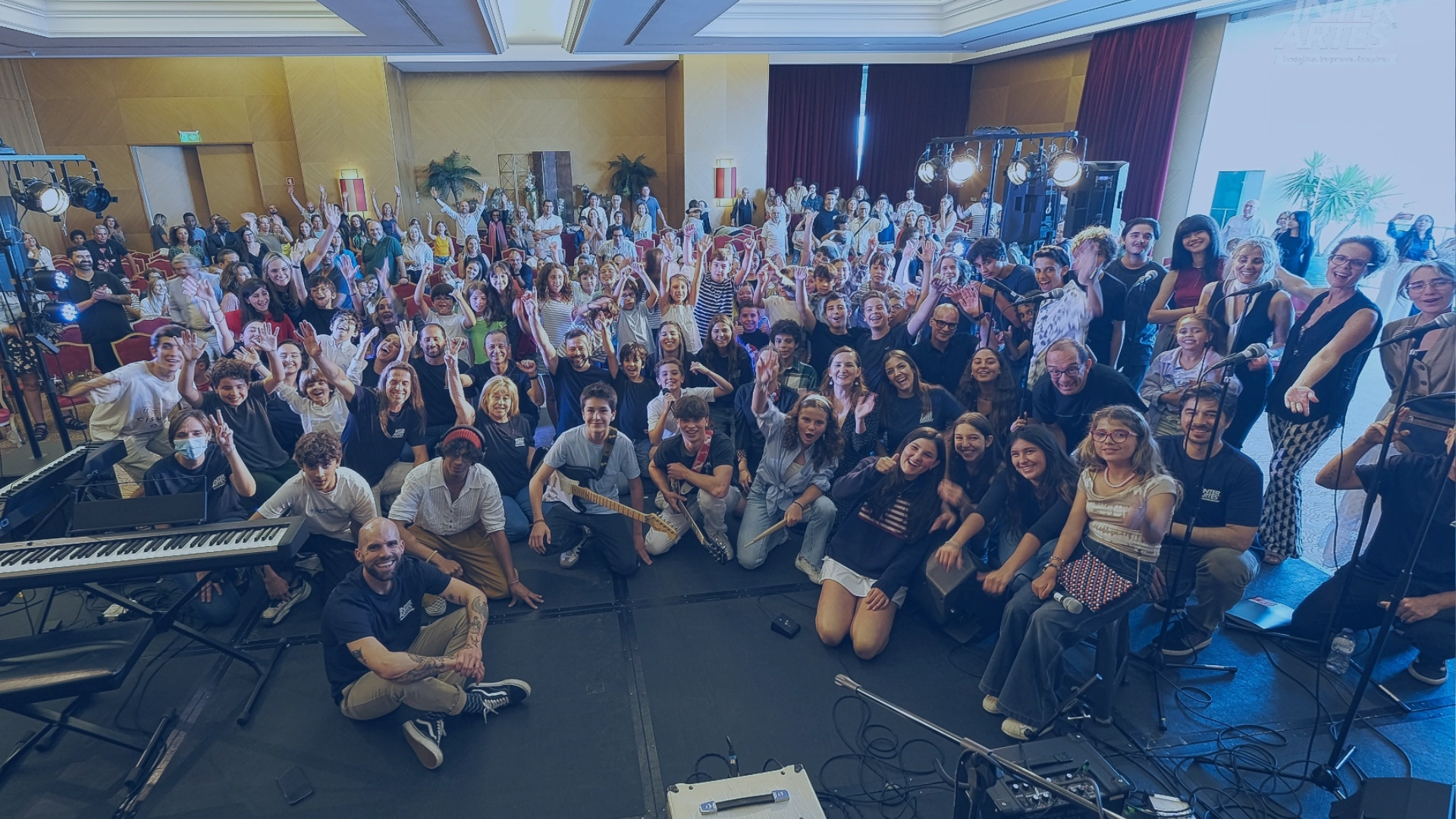 Comunidade Interartes reunida numa apresentação