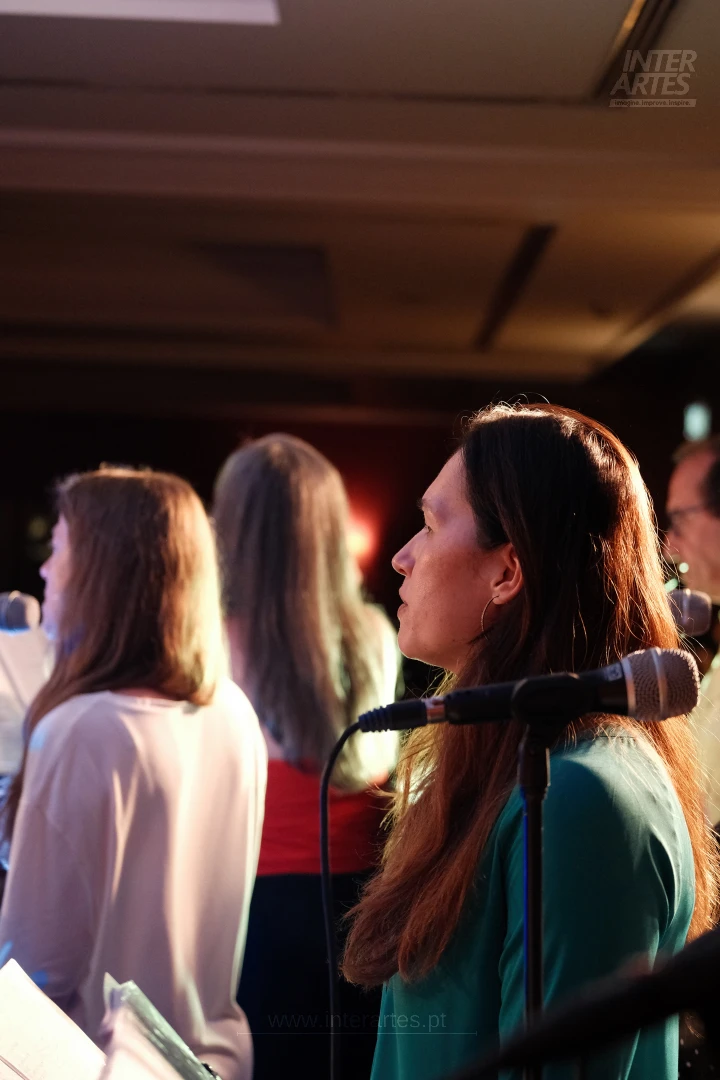 Participantes numa experiência vocal de grupo da Interartes