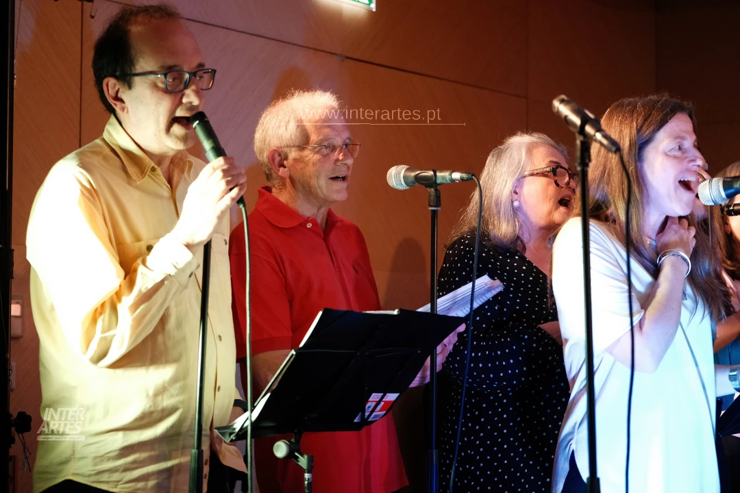 Participantes do Coro Interartes a cantar durante uma apresentação