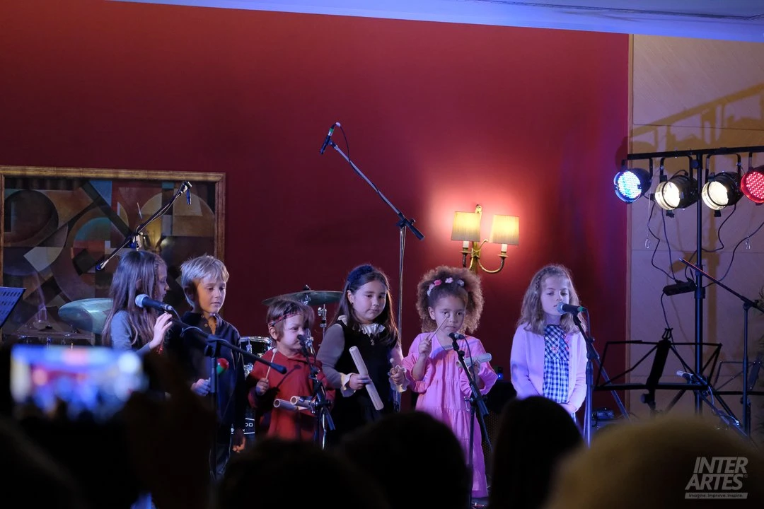 Crianças numa apresentação musical da Interartes